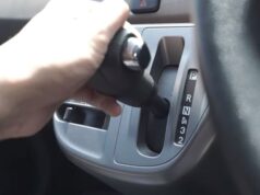 Harus Tahu, Pengendara Mobil Matik saat Berhenti di Lampu Merah Mobil Matik