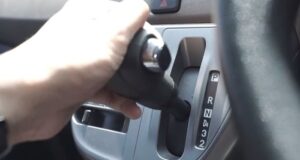 Harus Tahu, Pengendara Mobil Matik saat Berhenti di Lampu Merah Mobil Matik