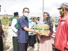 Amsakar Serahkan Bahan Pokok untuk Warga Kabil Terdampak Banjir Warga Kabil Terdampak Banjir