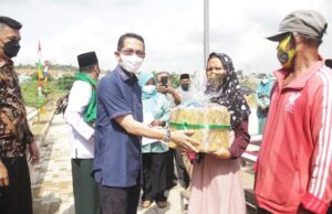 Amsakar Serahkan Bahan Pokok untuk Warga Kabil Terdampak Banjir Warga Kabil Terdampak Banjir