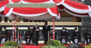 Gelar Upacara Hari Pahlawan, Bupati Blitar Ajak Bersemangat Membangun Daerah Bupati Blitar Rini Syarifah sebagai inspektur upacara