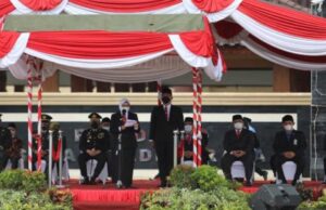Gelar Upacara Hari Pahlawan, Bupati Blitar Ajak Bersemangat Membangun Daerah Bupati Blitar Rini Syarifah sebagai inspektur upacara