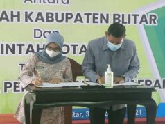 Tingkatkan Pelayanan Medis, Pemkab Blitar Resmi Jalin Kerjasama dengan Pemkot Kediri Bupati Blitar dan Wali Kota Kediri tanda tangan kontrak kerjasama