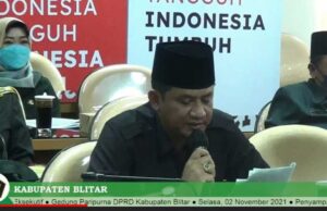 DPRD Kabupaten Blitar Gelar Sidang Paripurna Penyampaian Pandangan Umum Fraksi-Fraksi Terhadap Nota Keuangan RAPBD 2022 dan Ranperda Usulan Eksekutif Juru bicara dari Fraksi PKB Adib Zamhari
