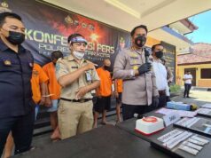 Selama 2 Bulan, Polres Blitar Kota Berhasil Berhasil Mengungkap Lima Kasus Tindak Pidana Penyalahgunaan Narkoba Kapolres Blitar Kota AKBP Yudhi Hery Setiawan saat merilis kasus Narkoba