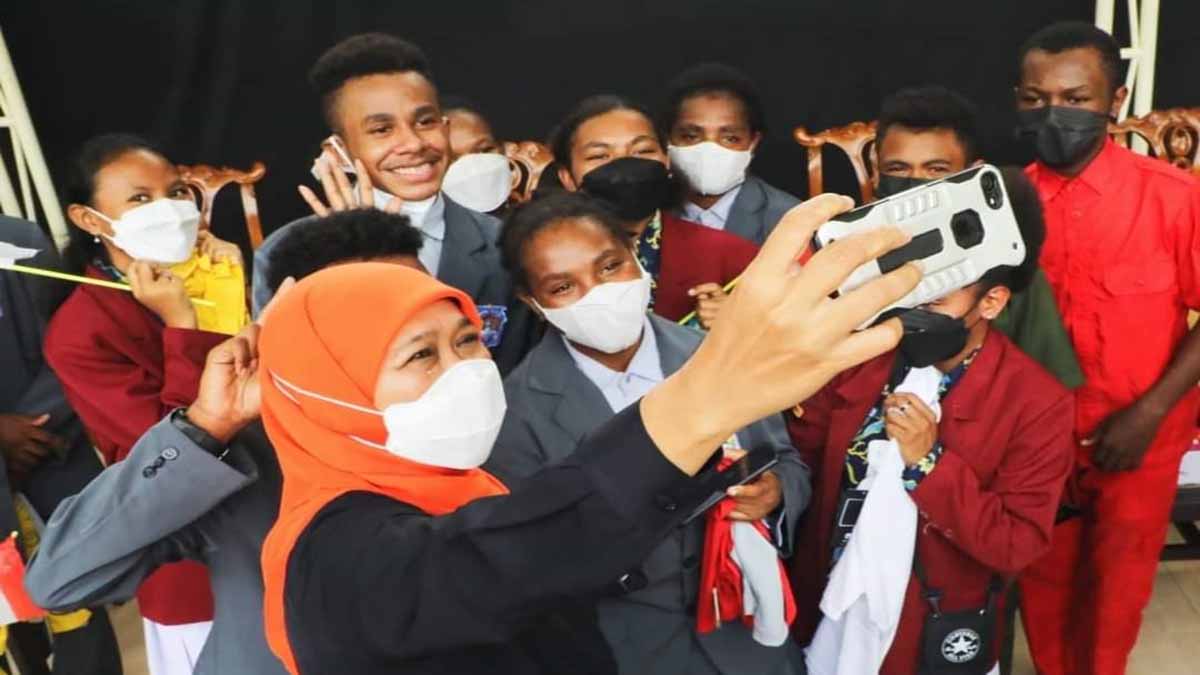 ADEM, saat selfi bersama Gubenur Jawa Timur Khofifah Indar Parawansa