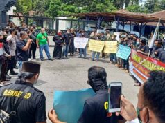 LSM GPI Blitar Gelar Unjuk Rasa di depan Kantor Dinas PUPR dan Perkim Kabupaten Blitar Terkait Temuan BPK LSM GPI Blitar Menggelar Aksi Unjuk Rasa