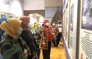 100 Anggota Dharmayukti Karini Melihat Koleksi Museum Batam Anggota Dharmayukti Karini