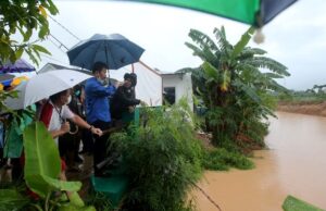 Wako Batam Keliling Tinjau Titik Banjir untuk Temukan Solusi
