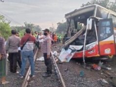 Diduga Lalai, Empat Penumpang Bus Meninggal Dunia di Tempat Perlintasan KA Ngujang Tulungagung bus pariwisata Harapanaya
