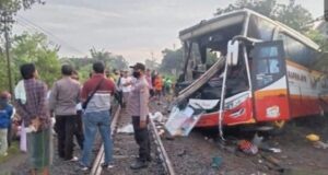 Diduga Lalai, Empat Penumpang Bus Meninggal Dunia di Tempat Perlintasan KA Ngujang Tulungagung bus pariwisata Harapanaya
