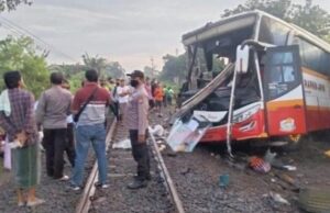 Diduga Lalai, Empat Penumpang Bus Meninggal Dunia di Tempat Perlintasan KA Ngujang Tulungagung bus pariwisata Harapanaya
