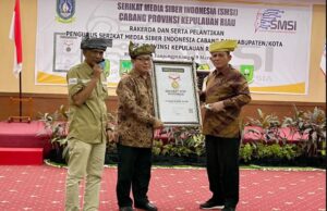 Gubernur Kepri Ansar Ahmad Terima Anugerah Sahabat Pers Indonesia dari SMSI Gubernur Kepri