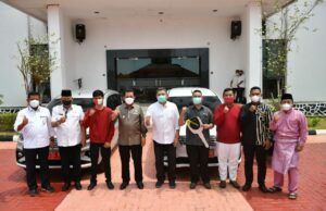 Gubernur Ansar Serahkan Bantuan 4 Unit Kendaraan Operasional Untuk 3 Yayasan di Tanjungpinang Gubernur Kepulauan Riau H. Ansar Ahmad menyerahkan secara langsung bantuan sebanyak 4 (empat) unit kendaraan operasional f,IST