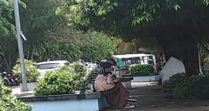 Siswi Berseragam Pramuka Mesum di Taman Kolam Siswi Berseragam Pramuka Mesum di Taman Kolam