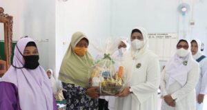 Silaturahmi ke Desa Penaga, BKMT Serahkan Paket Sembako untuk Dhuafa