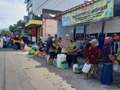 Pemkab Blitar Gelar Operasi Migor Curah Seharga Rp14.000 per Liter, Langsung Diserbu Warga Warga rela mengantri demi mendapatkan minyak goreng curah