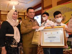 Ansar Ahmad Serahkan Bantuan Rp1,84 M untuk RT, RW, Posyandu, dan Siswa Berprestasi di Tanjungpinang Ansar Ahmad