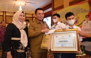 Ansar Ahmad Serahkan Bantuan Rp1,84 M untuk RT, RW, Posyandu, dan Siswa Berprestasi di Tanjungpinang Ansar Ahmad