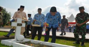 Gubernur Kepri Peringati Harkitnas Ke-114 dengan Ziarah ke Makam Pahlawan Gubernur Kepri Peringati Harkitnas Ke-114