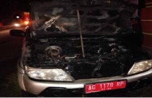 Mobdin Dinas Perijinan Kabupaten Tulungagung Terbakar Dijalan Raya Usai Isi BBM Mobdin Dinas Perijinan Kabupaten Tulungagung Terbakar Dijalan Raya