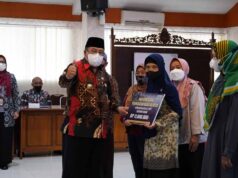 Tekan Angka Kemiskinan, Wali Kota Blitar Genjot Perbaikan RTLH Penyerahan bantuan keuangan dari Pemkot Blitar