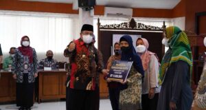 Tekan Angka Kemiskinan, Wali Kota Blitar Genjot Perbaikan RTLH Penyerahan bantuan keuangan dari Pemkot Blitar