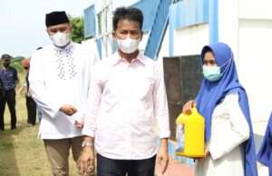 Rudi Bagikan Minyak Goreng Gratis untuk Warga Sembulang Galang Minyak Goreng