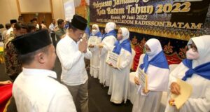 288 CJH Asal Batam Dapat Uang Saku Rp1 Juta, Pesan Rudi: Selalu Kompak dan Saling Jaga CJH Asal Batam