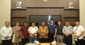 Harbour Front Singapura Dibuka, Gubernur Kepri Minta Operator Feri Sesuaikan Harga Ansar Ahmad bertemu dengan sejumlah operator feri di Hotel Aston Batam