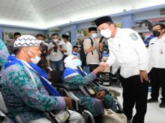 Gubernur Kepri Lepas 449 JCH Embarkasi Batam Kloter Pertama Ansar Ahmad menyalami para JCH di Asrama Haji Batam