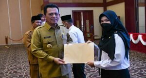 Gubernur Kepri Serahkan SK 243 Guru PPPK Ansar Ahmad menyerahkan SK kepada perwakilan Guru PPPK