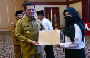 Gubernur Kepri Serahkan SK 243 Guru PPPK Ansar Ahmad menyerahkan SK kepada perwakilan Guru PPPK