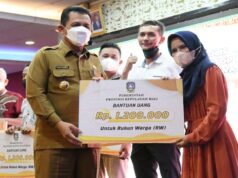 4.217 RT/RW dan 344 Posyandu se-Batam Terima Insentif dari Pemprov Kepri, Total Rp6,78 Miliar Ansar Ahmad menyerahkan bantuan insentif RT RW dan Posyandu se-Kota Batam