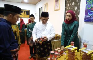 Ansar Ahmad Borong Makanan Asli Kepri di Bazar MTQ Anambas Ansar Ahmad