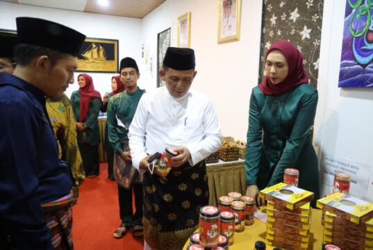 Ansar Ahmad Borong Makanan Asli Kepri di Bazar MTQ Anambas Ansar Ahmad