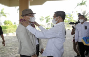 Rakornas Kepegawaian Digelar di Batam, Amsakar Jemput Kedatangan Plt BKN Bima Haria Wibisana Amsakar Achmad menjemput langsung Pelaksana Tugas BKN