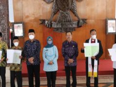 Dorong Kepemilikan Status Tanah Keagamaan, Bupati Blitar Serahkan 56 Sertifikat Wakaf Bupati Blitar menyerahkan sertifikat tanah wakaf