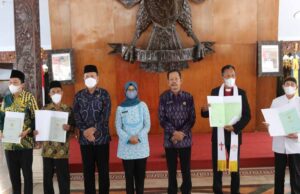 Dorong Kepemilikan Status Tanah Keagamaan, Bupati Blitar Serahkan 56 Sertifikat Wakaf Bupati Blitar menyerahkan sertifikat tanah wakaf