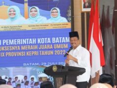 Kafilah Batam Bertabur Bonus Usai Sukses Juara Umum MTQ Kepri, Rudi: Kami Pacu Semangat Anak-Anak Belajar Al-Qur’an Pemko Batam menyerahkan bonus uang tunai bagi Kafilah Batam Juara Umum MTQ Kepri