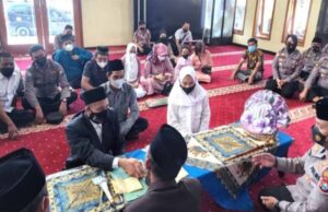 Prosesi pernikahan di dalam Musala Al-Aulia Polres Blitar Kota