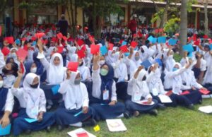 SMKN 1 Nglegok Kenalkan Lingkungan Sekolah pada Siswa Baru Siswa Baru SMKN 1 Nglegok