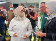 Bupati Blitar Buka Job Fair: Buat Warganya Ada 1000 Loker Bupati Blitar Rini Syarifah Tinjau stan-stan perusahan buka lowongan pekerjaan