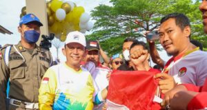 Ansar Bagikan 2ribu Bendera Gratis di Karimun Pembagian bendera merah putih