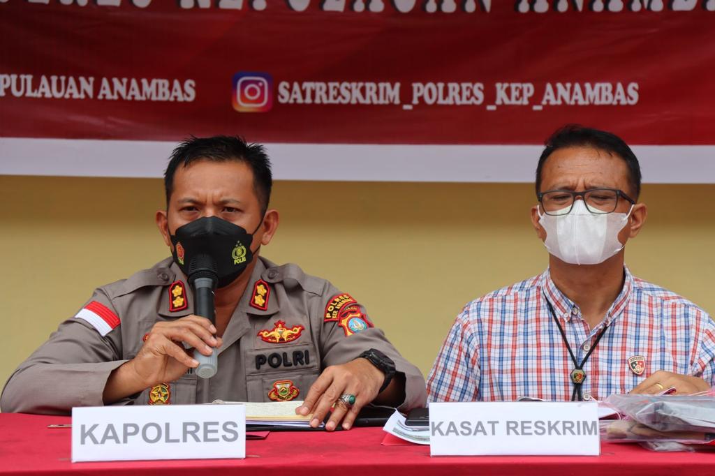 Kapolres Anambas AKBP Syafrudin Semidang Sakti didamping Kasat Reskrim Polres Anambas. F Polres Anambas