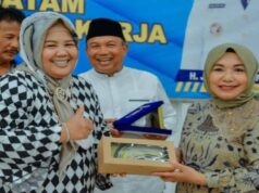 Marlin Bertukar Cenderamata dengan Ketua TP PKK Sibolga Marlin Bertukar Cenderamata dengan Ketua TP PKK Sibolga