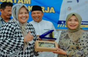 Marlin Bertukar Cenderamata dengan Ketua TP PKK Sibolga Marlin Bertukar Cenderamata dengan Ketua TP PKK Sibolga