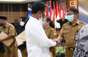 Rudi Lepas 16 PNS Pemko Batam Memasuki Masa Pensiun Pelepasan Pensiunan PNS Pemko Batam