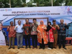 Marlin Resmikan Peletakan Batu Pertama Revitalisasi Pembangunan Rumah Tenun Pulau Ngenang Peletakan batu pertama rumah tenun pulau Ngenang
