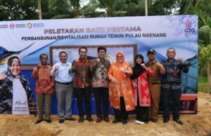Marlin Resmikan Peletakan Batu Pertama Revitalisasi Pembangunan Rumah Tenun Pulau Ngenang Peletakan batu pertama rumah tenun pulau Ngenang